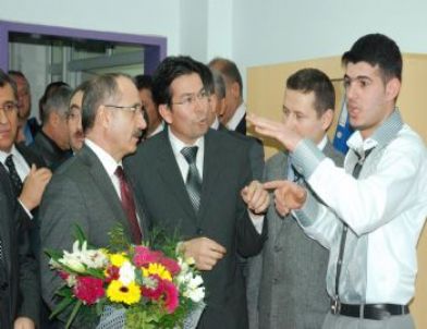 Bakan Dinçer, Manavgat'ta İşitme Engelliler İçin Açılan Bilgisayar Kursunu Ziyaret Etti