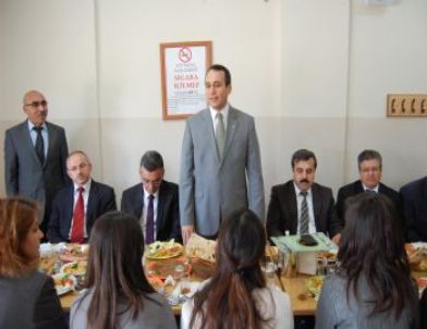 Depremzede Öğrenciler Van Sofrasında Kahvaltı Yaptı