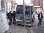 BARBAROS HAYRETTİN PAŞA - Freni Patlayan Minibüs Elektrik Direğine Çarptı