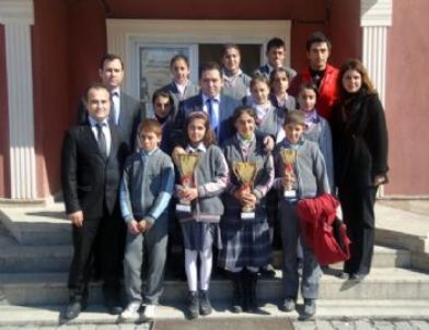 Kaymakam Kaya'dan Şampiyon Öğrencilere Hediye