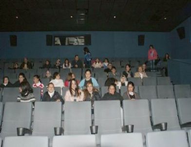 Kız Yetiştirme Yurdunda Kalan Öğrenciler Sinemaya Götürüldü