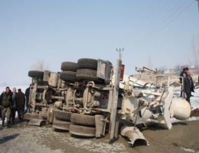 Kontrolden Çıkan Beton Mikseri Devrildi