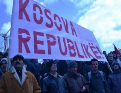 Kosova'da Halk Sırbistan'la Anlaşmayı Protesto İçin Meydandaydı