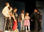ANTALYA DEVLET TIYATROSU - Polis ve Sokak Çocukları Aynı Sahnede