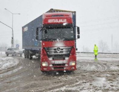 Bursa-Ankara Yolunda Tır'lar Kar Yüzünden Bekletiliyor