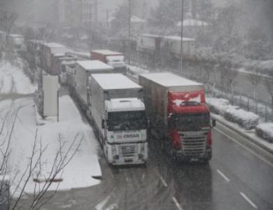 Bursa-İstanbul Yolu Kar Sebebiyle Durma Noktasına Geldi