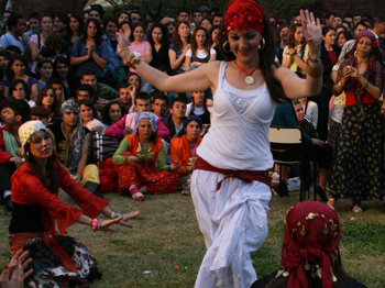 'Çingeneye Beylik Vermişler, Babasını Asmış'