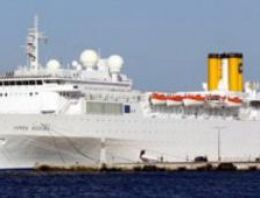 Dev Yolcuı Gemisi Sürükleniyor
