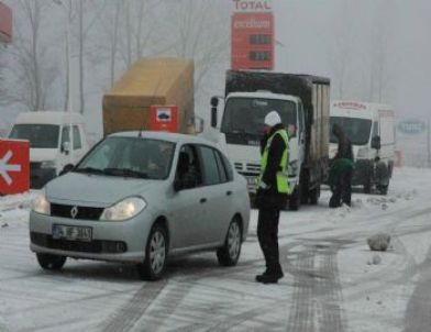 Kar Yağışı Turistleri Yolda Bıraktı