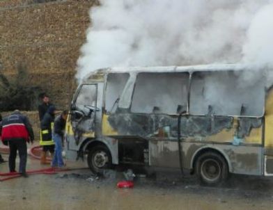Kırıkkale Üniversitesi'ne Öğrenci Taşıyan Minibüs Çıkan Yangında Kül Oldu