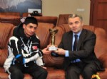 YUSUF UZUN - Şampiyon Sporcu Ödüllerini Beylikdüzü Belediyesi'ne Sundu