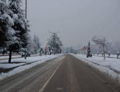 Taşköprü'de Kar Etkili Oluyor