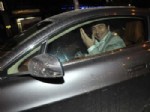 VATAN ŞAŞMAZ - Vatan Şaşmaz, Otomobilde Korsan CD Seçerken Görüntülendi