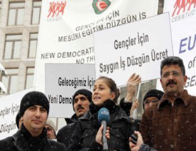 Hak-iş Gençlik Komitesi, Avrupa Komisyonu Binası Önünde Eylem Yaptı