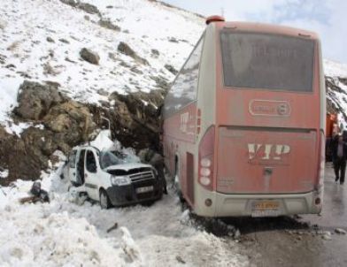 Hakkari'de Otobüsle Otomobil Çarpıştı: 2 Yaralı