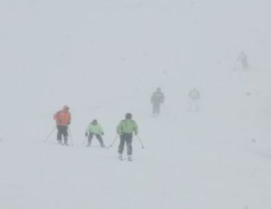 Palandöken'de Şiddetli Tipi Kayakçıları Uçurdu