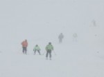 YAZGÜLÜ ALDOĞAN - Palandöken'de Şiddetli Tipi Kayakçıları Uçurdu