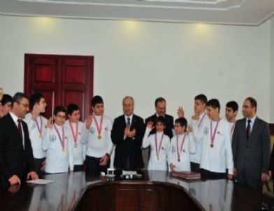 Vali Daşöz, Türkiye Birincisi Öğrencileri Ödüllendirdi