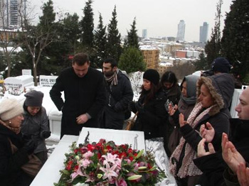 Defne Joy Foster, Mezarı Başında Anıldı