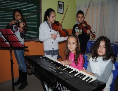 Öğrenciler, Barış Manço'yu Şarkılarını Seslendirerek Andı