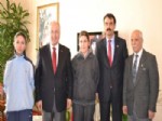 KARAÖZ - Vali Daşöz, Türkiye Şampiyonu Bayan Sporcuları Ağırladı