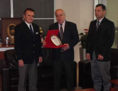 Kaymakam Demirzer’den Söke MOBESE'nin Mimarı Helvacı’ya Plaket