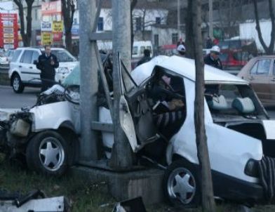 Otomobil Direğe Çarptı: 1 Ölü, 1 Yaralı