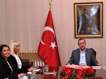 Veysel Eroğlu Açıkladı, Yonca Evcimik Havalara Uçtu