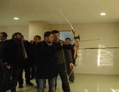 Gazeteciler Hedefe Ok Attı