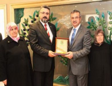 Şehit Ailelerinden Başkan Köşker'e Teşekkür Plaketi