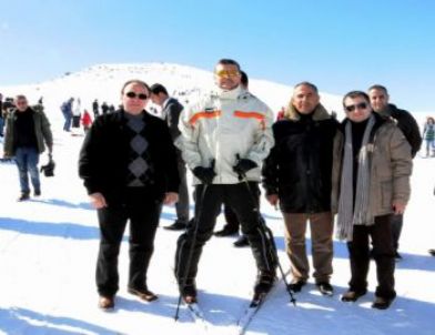 Vali Güvenç, Kayak Severleri Karacadağ'a Davet Etti