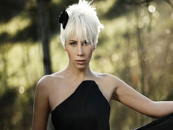 Ünlü oryantel Asena izleyicileri kırdı geçirdi