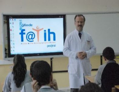 Öğrenciler: Tablet Bilgisayarla Ağır Kitapları Taşımaktan Kurtulduk