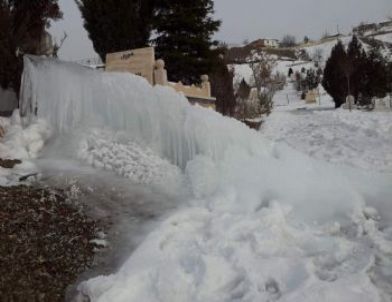 Yozgat'ta Patlayan Musluk 5 Metrelik Buz Kütlesi Oluşturdu