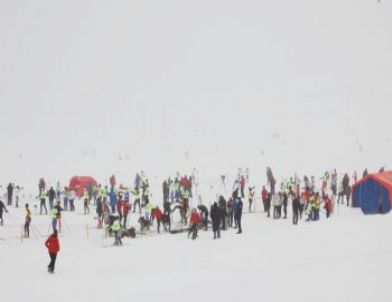 Bitlis'te Tipi ve Fırtına Altında Kayak Yarışları Yapıldı