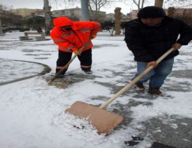 Çanakkale’de Kar Yağışı Etkisini Sürdürüyor