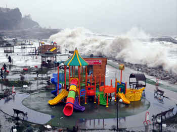 Dev Dalgalar Tsunami Korkusu Yarattı