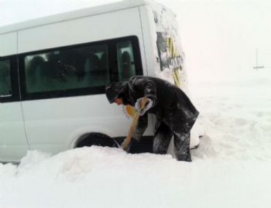Muş'a Yeni Atanan 15 Öğretmen Karla Kaplı Yolda Mahsur Kaldı