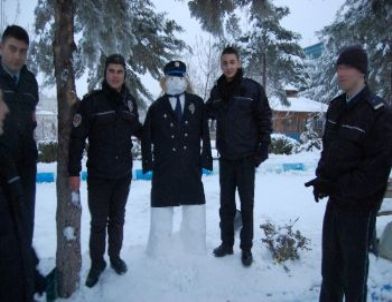 Polis Adayları, Kardan Adama Üniforma Giydirdi