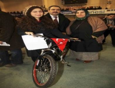 Başarılı Öğrenciler Bisikletle Ödüllendirildi