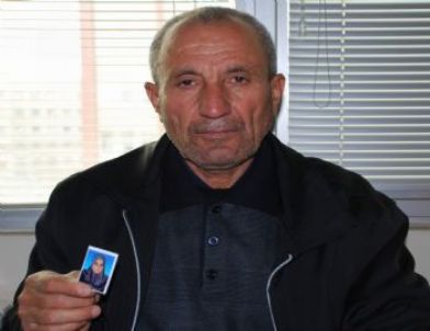 Elindeki Fotoğrafla Eşini ve Çocuklarını Arıyor