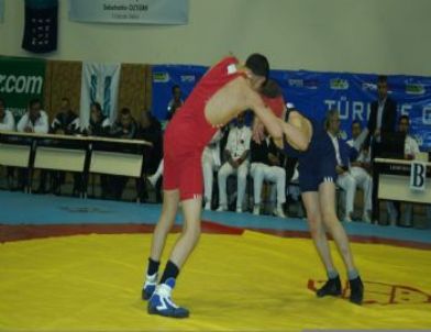 Güreşçiler Hiz Kesmiyor