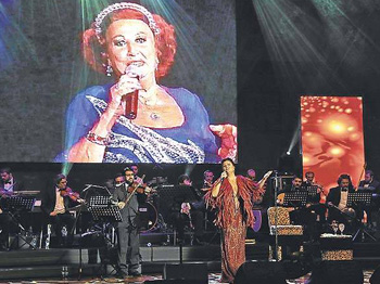 Sibel Can, Müzeyyen Senar’a Saygı’ Sloganıyla Konser Verdi