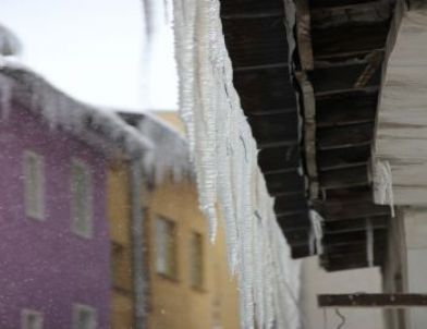 Erzurum’da Çatılarda Oluşan Buz Sarkıtları Tehlike Saçıyor
