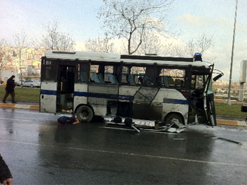 Plastik patlayıcı uzaktan kumanda ile patlatıldı