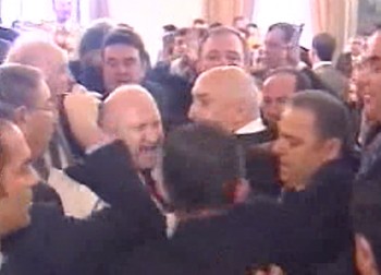 Yumruklar Tekmeler Havada Uçuştu