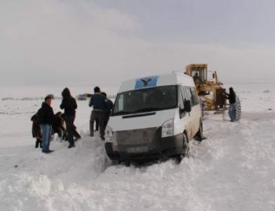 Ardahan'da Kar ve Tipide Mahsur Kalan Öğrenciler 5 Saat Sonra Kurtarıldı