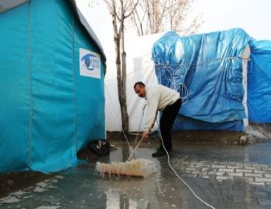 Depremzedeler Şimdi De Kar Suyu İle Mücadele Ediyor