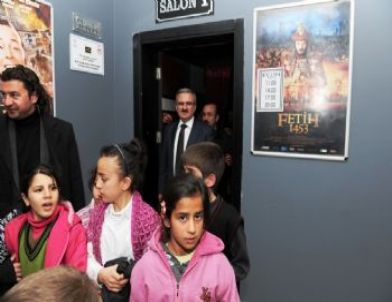 Vali Karaloğlu, Depremzede Çocuklarla Birlikte 'Fetih 1453' Filmini İzledi