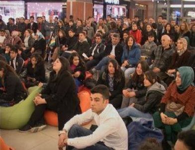 Sanatçı Niran Ünsal Malatya'da Minder Sohbeti Programına Katıldı